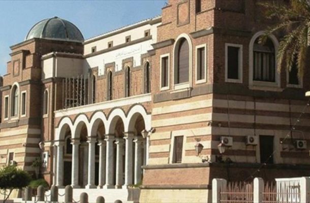 أول ناقلة تدخل ميناء الحريقة النفطي للتحميل بعد قرار رفع القوة القاهرة