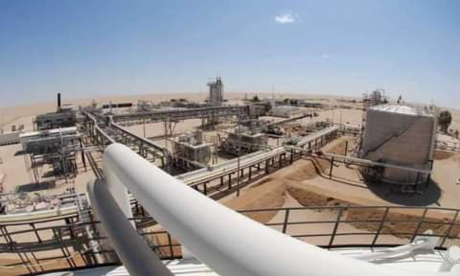 بلومبيرغ : مسؤول نفطي يحذر من اغلاق المواقع النفطية للإنتاج في ليبيا إذا فشلت المناقشات