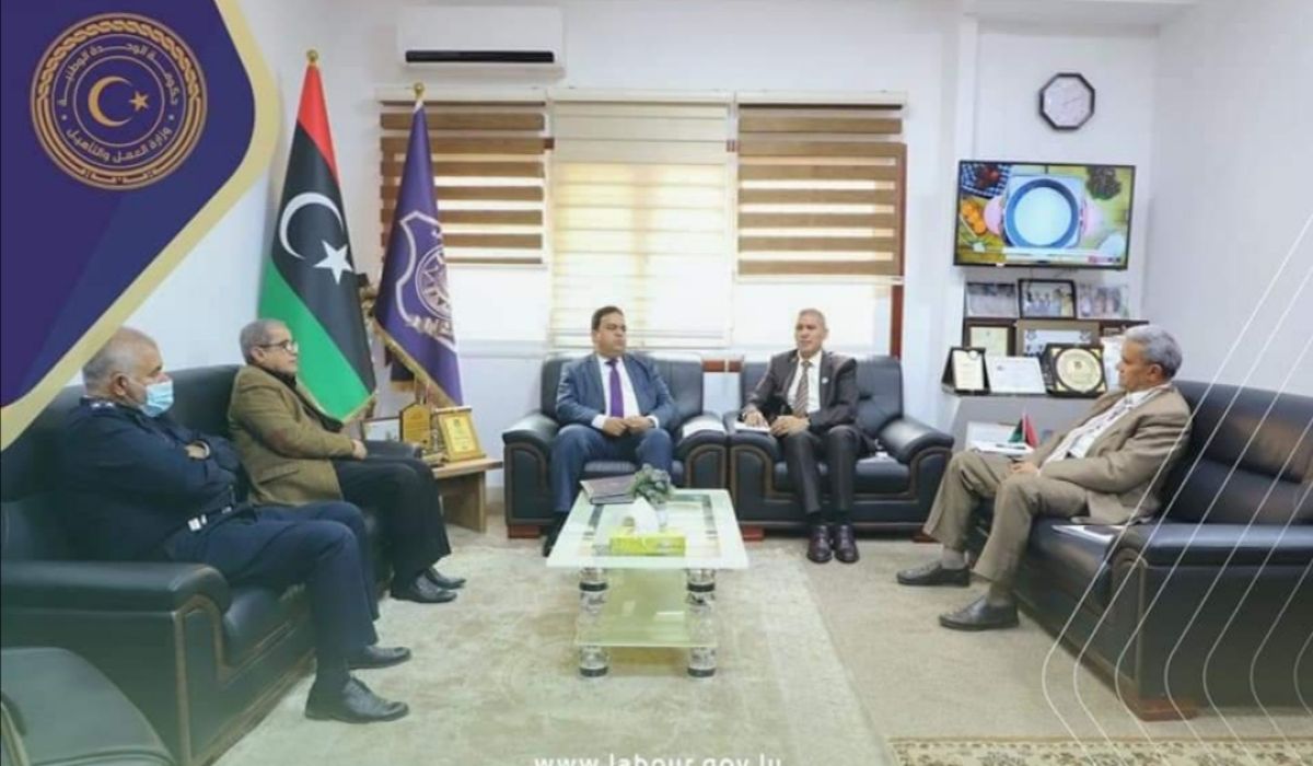 "العابد "يناقش آلية استجلاب العمالة أثناء زيارته لمصلحة الجوازات والجنسية