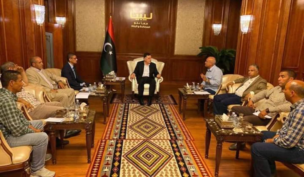 السراج يؤكد تضامنه مع المعلمين في المطالبة بحقوقهم ويصدر تعليماته بوضع خطة عاجلة لتحسين رواتبهم