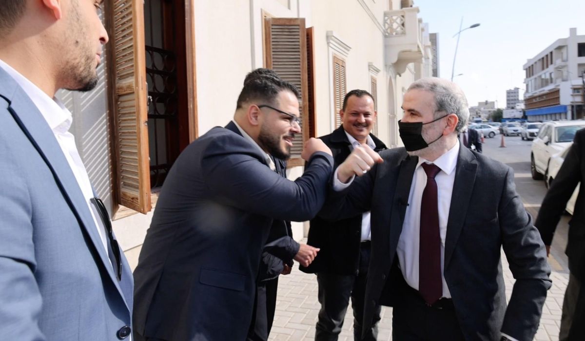 صنع الله يزور المرافق النفطية المجاورة لمدينة مصراتة