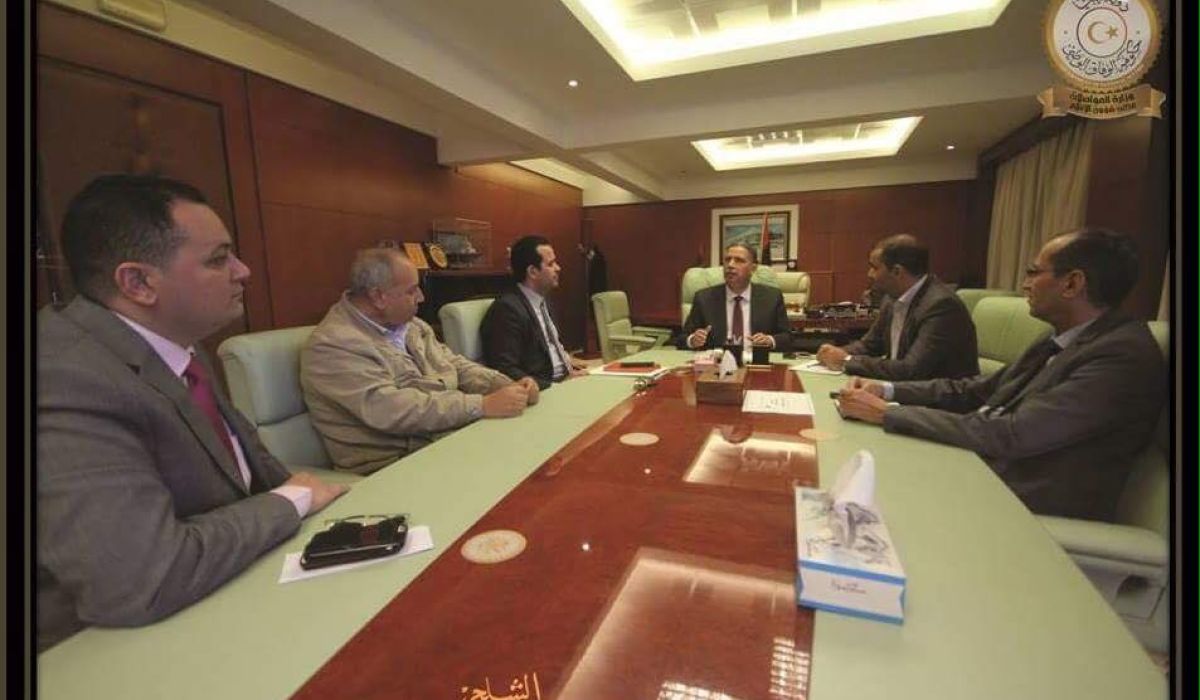 وزير المواصلات يناقش الأضرار بمطار معيتيقة الدولي