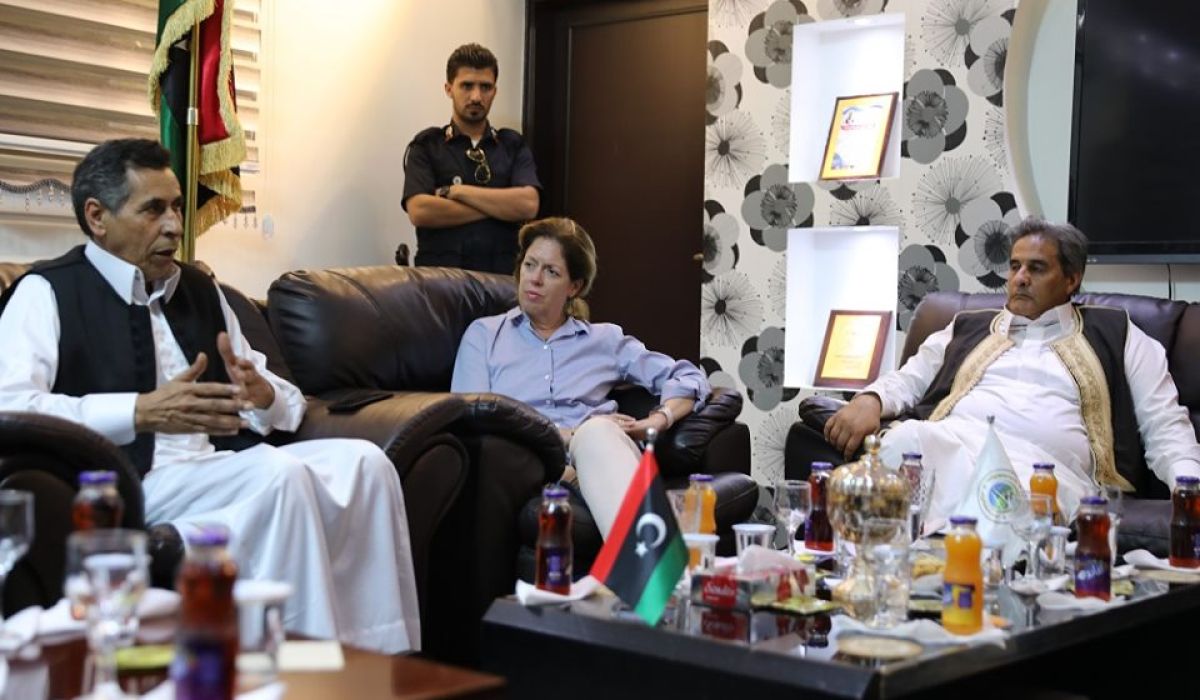 عميد بلدية البيضاء يطالب خلال اجتماعه مع بعثة الأمم المتحدة بالتوزيع العادل للثروة