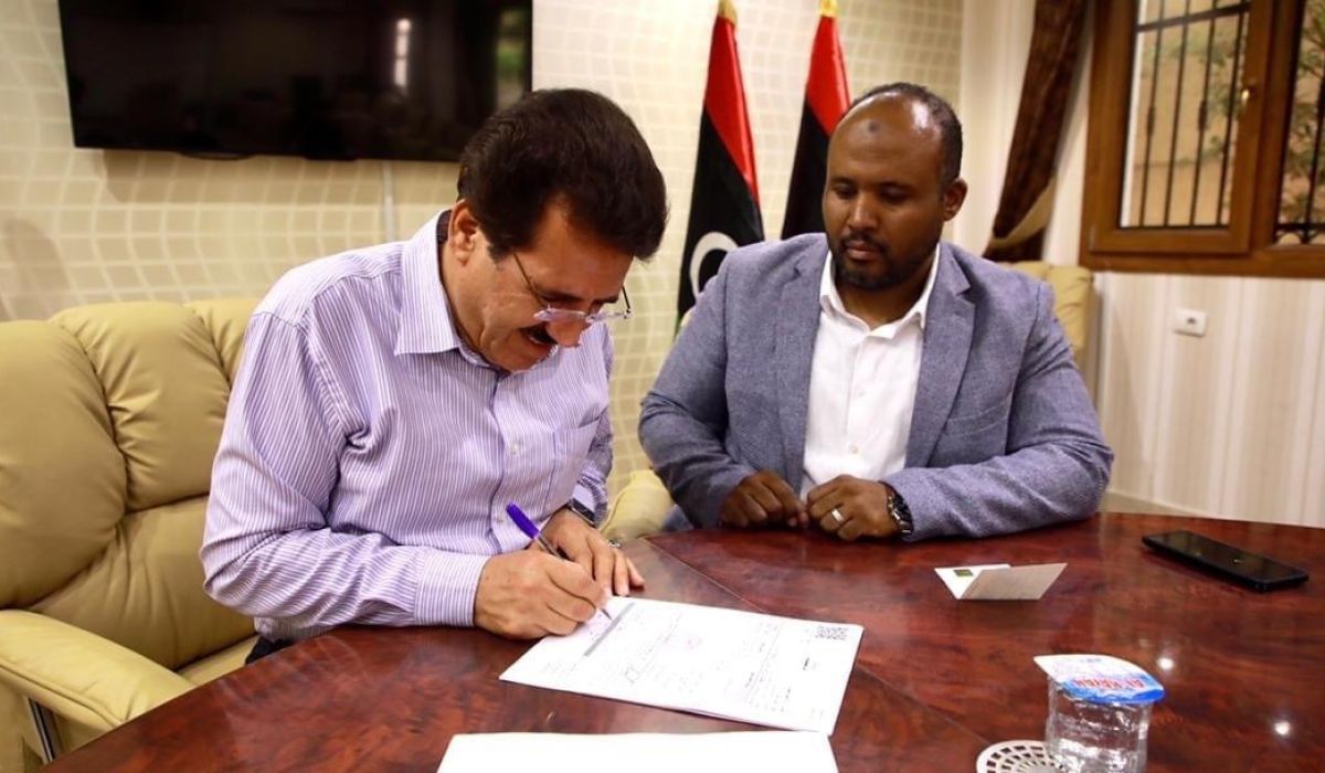 عميد بلدية جنزور يستلم صك بقيمة التعويضات للأضرار الناجمة عن أحداث المدينة