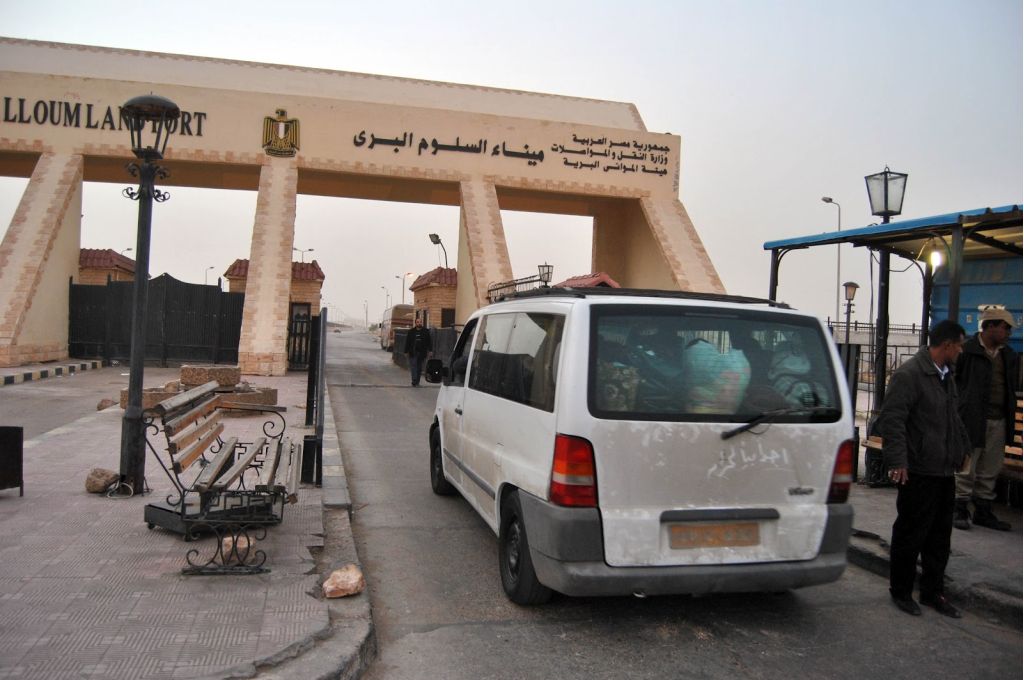 بلدية بنغازي تزيل  اللوحات الاعلانية و الدعائية المخالفة للقانون