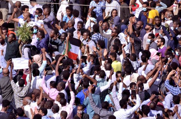 الترهوني : الأنسب استخدام عوائد بيع الدولار في سداد الدين العام وصرف علاوة الأسرة وتخصيص الجزء الأكبر كاحتياطي تنموي للمستقبل