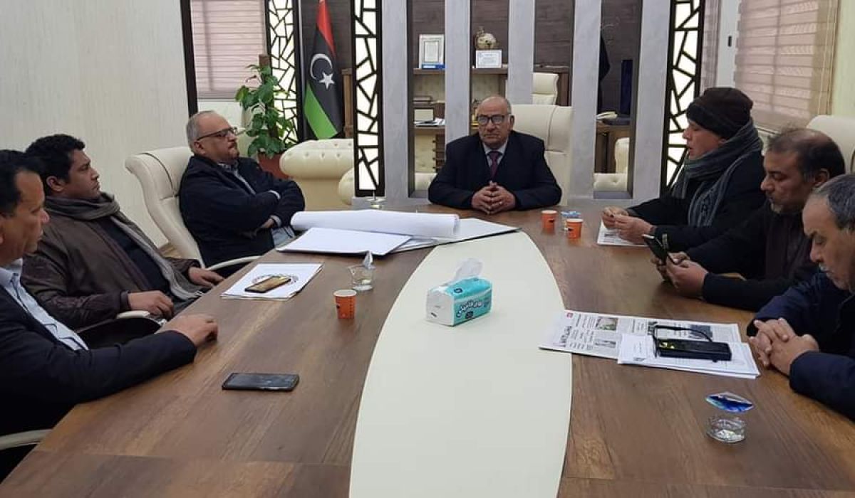 رئيس المجلس البلدي بطبرق يجتمع مع الرقابة الإدارية وعدة مكاتب أخرى