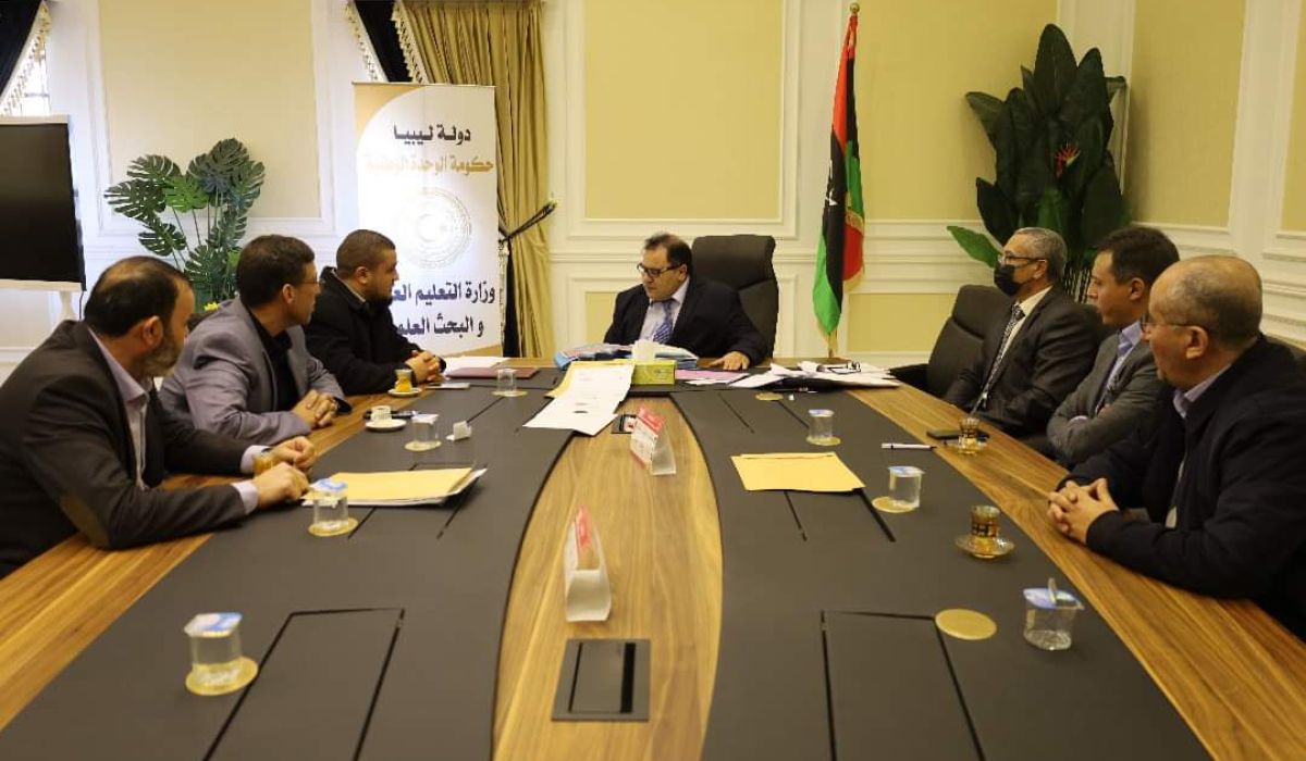 "القيب" يبحث مع شركات الطباعة المحلية إمكانية توفير الكتاب المدرسي بشكل عاجل