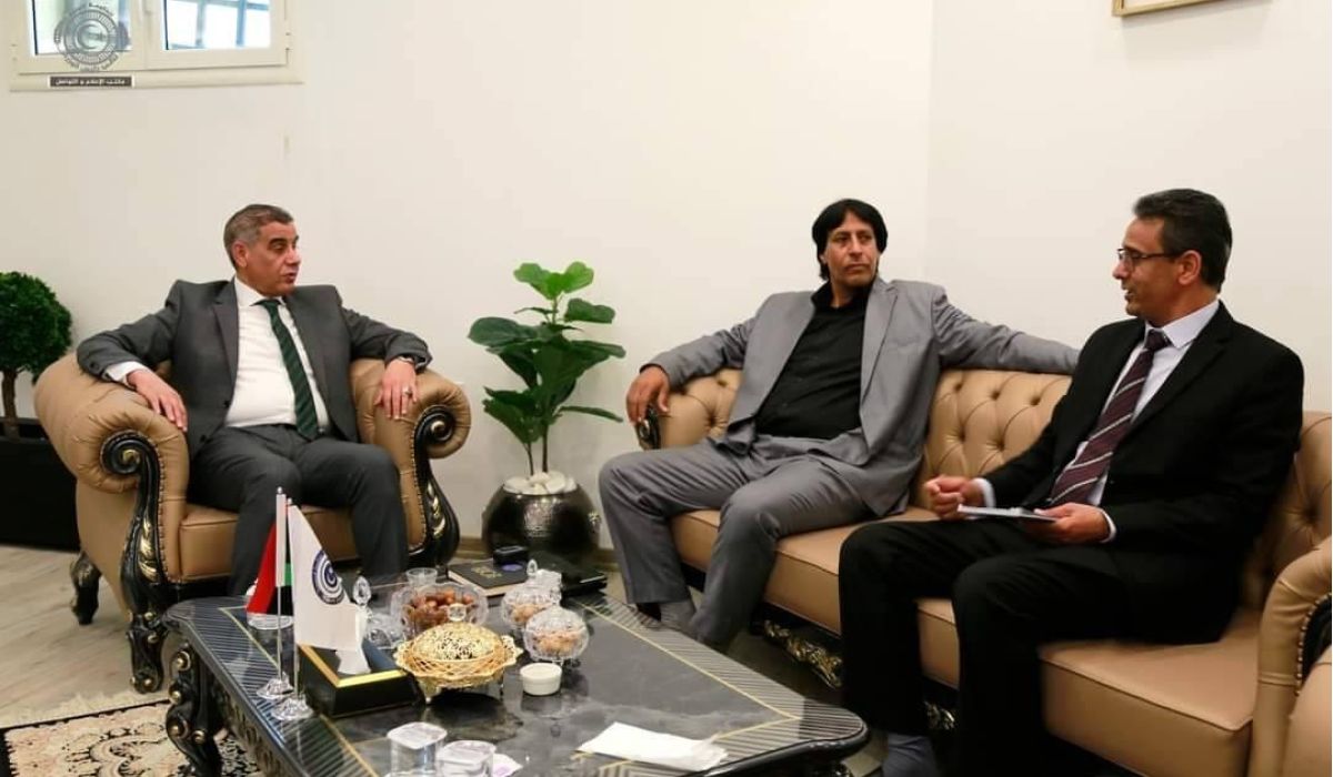 "القطراني" يطلع على مشروع رصف طريق الآبيار