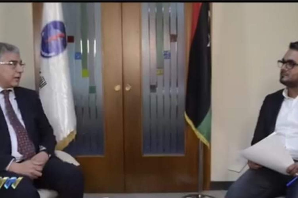 رويترز : مؤسسة النفط ببنغازي تتعهد بإرسال أموال بيع النفط لمركزي البيضاء
