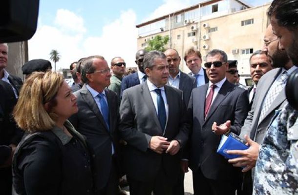 وزير الحكم المحلي يجتمع مع عمداء بلديات الجبل الغربي