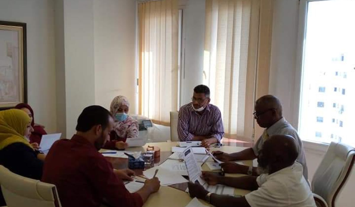 اجتماع لمناقشة تحديد المؤشرات الاقتصادية للأعمال المنجزة بالهيئة العامة لتشجيع والاستثمار وشؤون الخصخصة