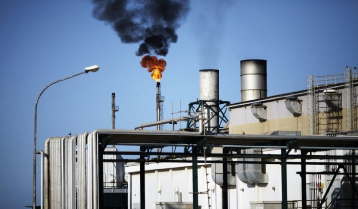 التجارة تؤثر على أسعار النفط وأسعار خام برنت في انخفاض