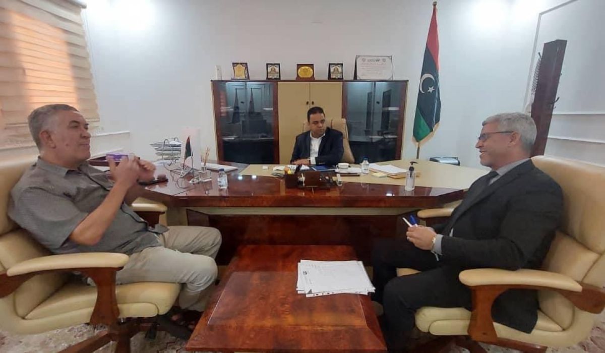 وزير العمل والتأهيل يجري اجتماعاً مع رئيس الشركة الليبية للحديد والصُلب
