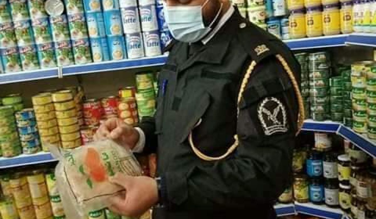 وحدة التحري وجمع المعلومات تقوم بجولة تفتيشية على عدة محال بطرابلس