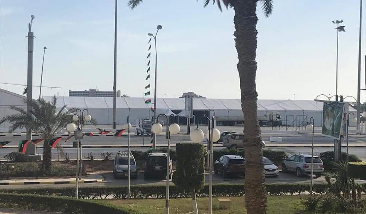 الاستعدادات الأخيرة لمعرض صنع في سوريا بمدينة بنغازي