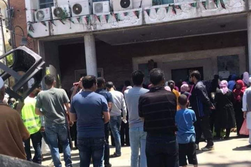 "بالفيديو" مواطنون غاضبون من تأخر صرف مرتباتهم يتظاهرون وسط ميدان الشهداء وقوات مكافحة الشغب تفرقهم