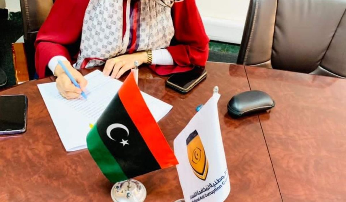 تعبئة نموذج إقرار الذمة المالية من قبل موظفة بوزارة الخارجية والتعاون الدولي