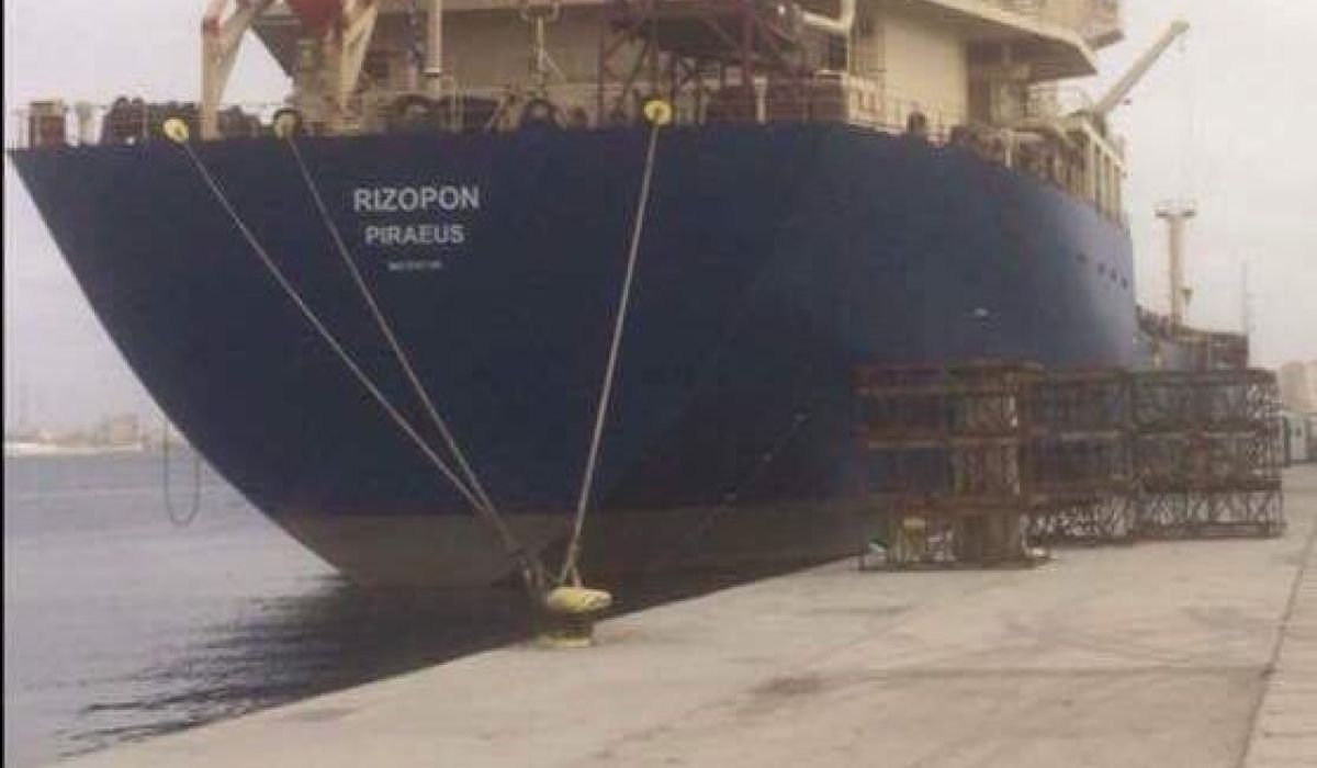 ناقلة ريزبون ترسو في ميناء طرابلس البحري