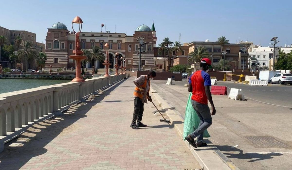 شركة الخدمات العامة طرابلس تواصل أعمال تنظيف الشوارع والطرق الرئيسية والفرعية بالعاصمة