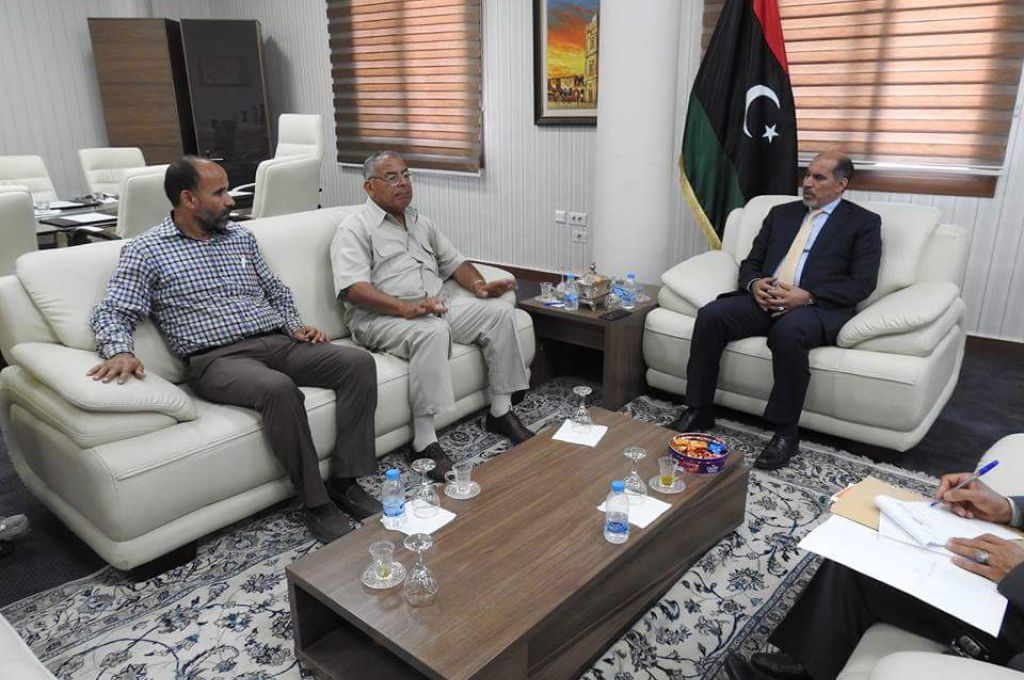 رويترز : مؤسسة النفط ببنغازي تتعهد بإرسال أموال بيع النفط لمركزي البيضاء