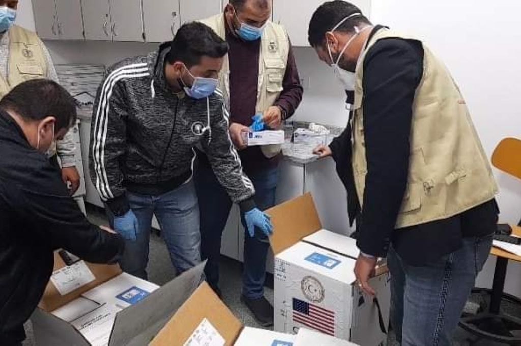 تعبئة إقرار الذمة المالية من قبل عدد من موظفي الدولة لغرض المشاركة في الانتخابات البرلمانية