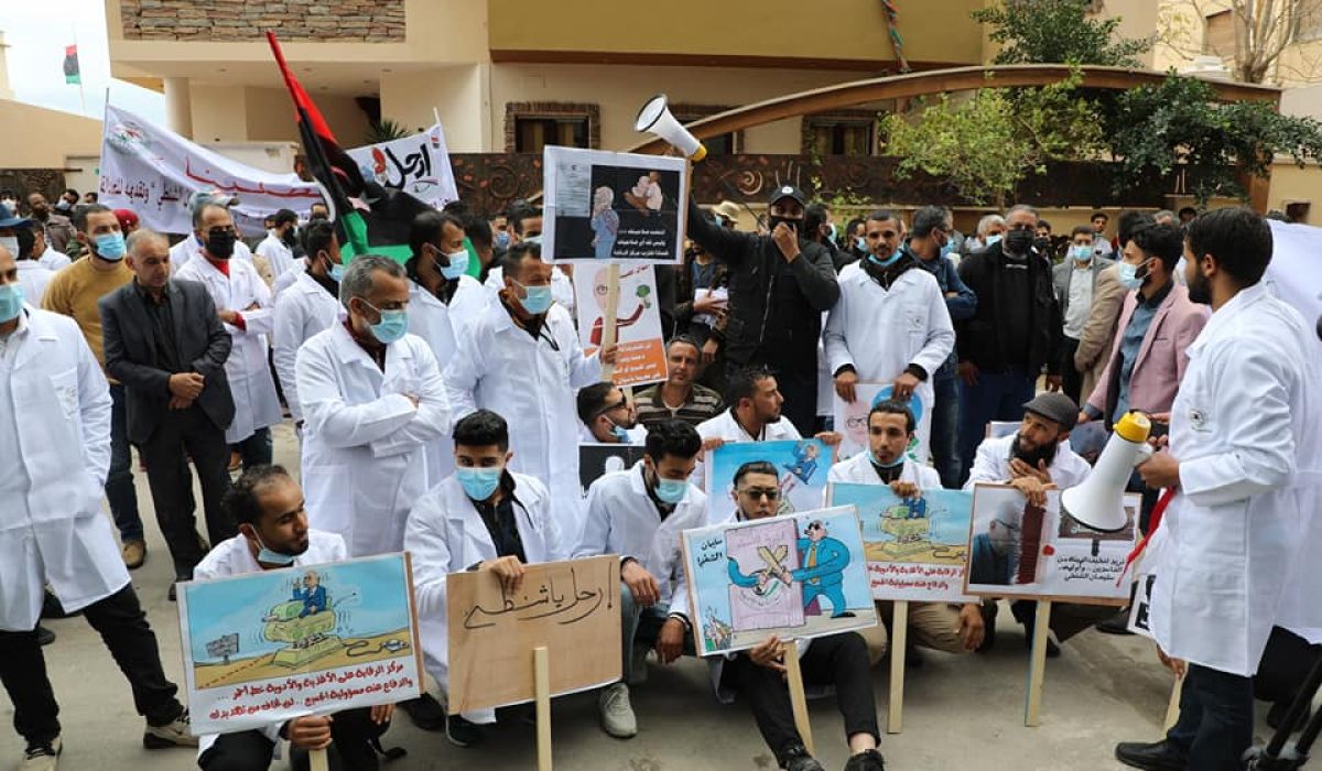 وقفة احتجاجية لموظفو الرقابة على الأغذية والرقابة الإدارية أمام مجلس النواب