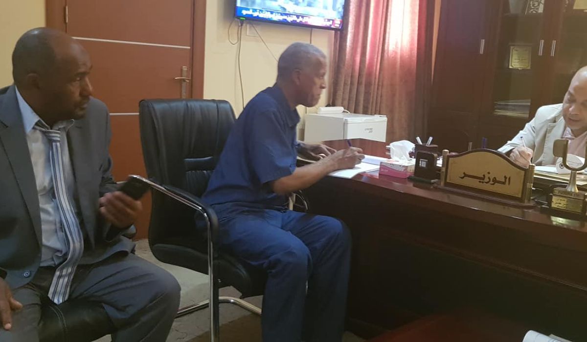 وزير اقتصاد المؤقتة يناقش احتياجات بلدية الغريفة ويؤكد قرب توفيرها