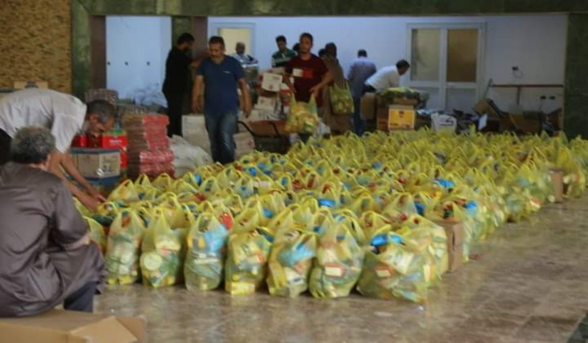 توزيع 400 سلة غذائية على النازحين ببلدية تاجوراء