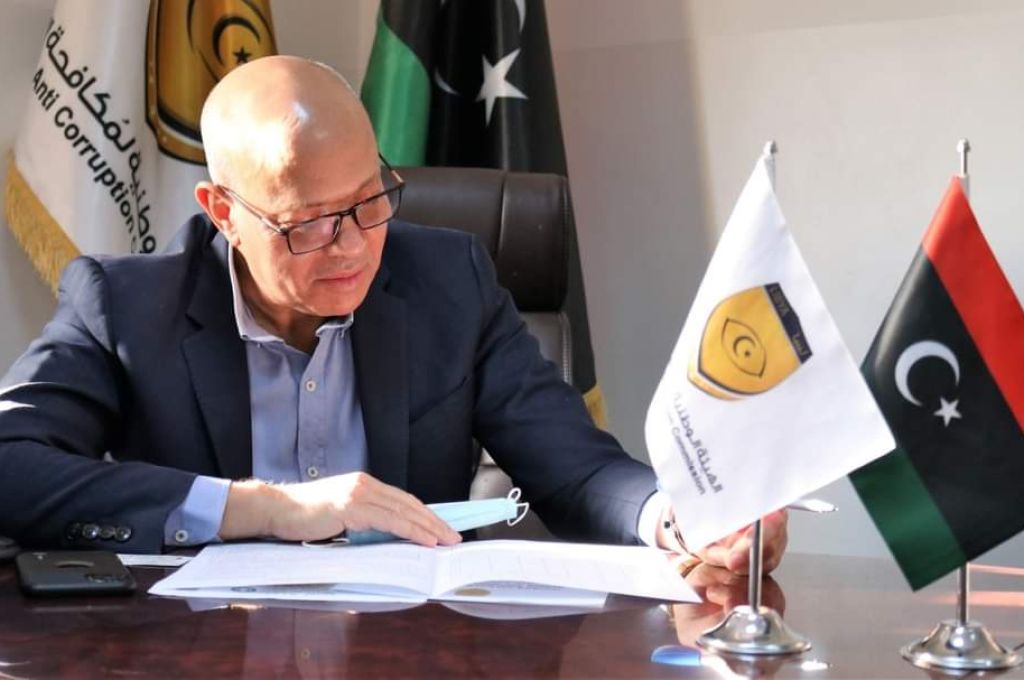 "الدبيبة" يستلم بطاقة تحصين من مدير عام المركز الوطني لمكافحة الأمراض