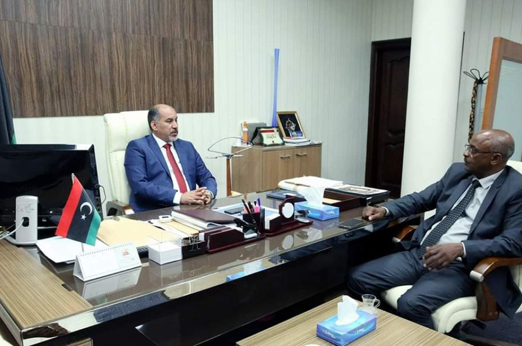 مراقب حقل النافورة يناقش كيفية إيجاد حل لاستمرار إمدادات المياه للحقل