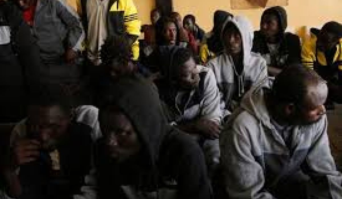 السودان تحبط محاولة تهريب 63 مهاجر قرب الحدود الليبية