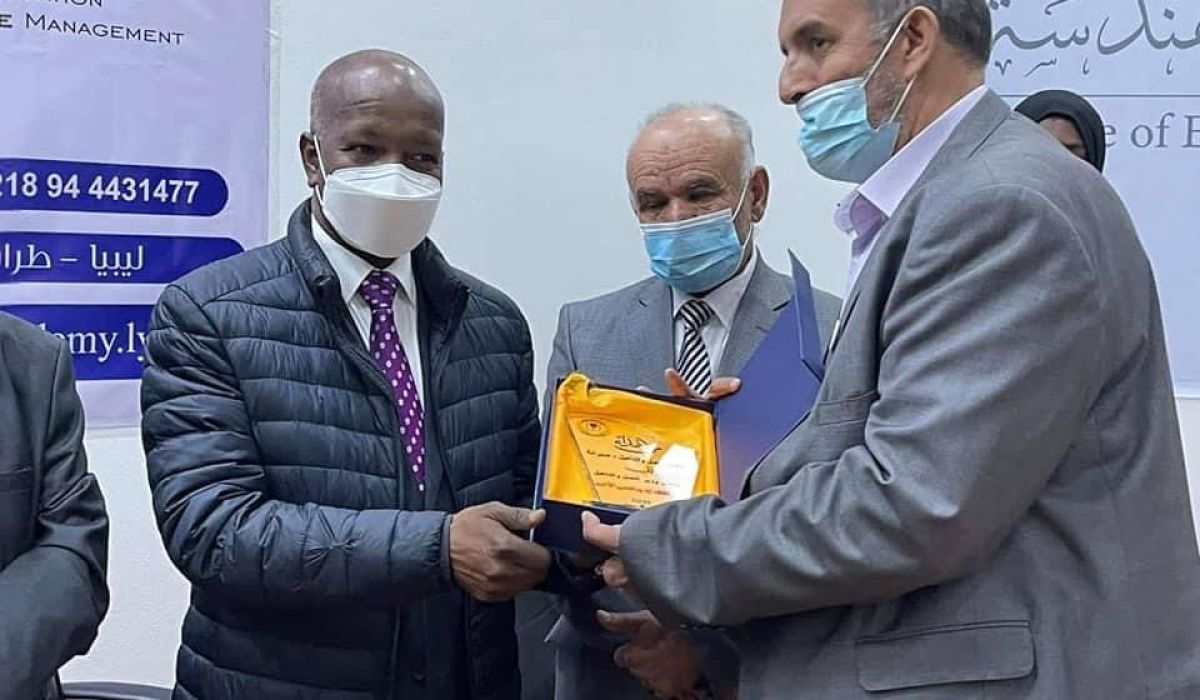 وزير العمل يلتقي مدراء مكاتب الوزارة بالمنطقة الغربية