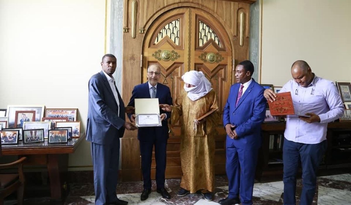 "بلدية غات" تكرم محافظ المركزي لتوفير السيولة ..مع تأكيده الموافقة على طلبهم بفتح فروع للمصارف الراغبة في ذلك