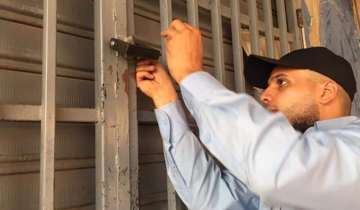 الحرس البلدي يُقفل عددًا من محال بيع الأغذية والصيدليات بطرابلس