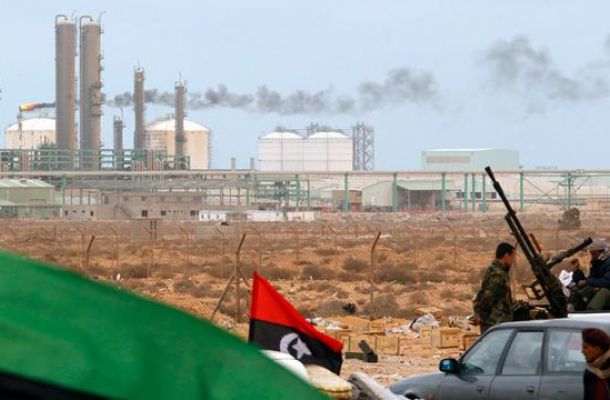 بلومبيرغ: أسعارالنفط وصلت 58 دولارًا للبرميل رغم التهديدات بنقص الإمدادات