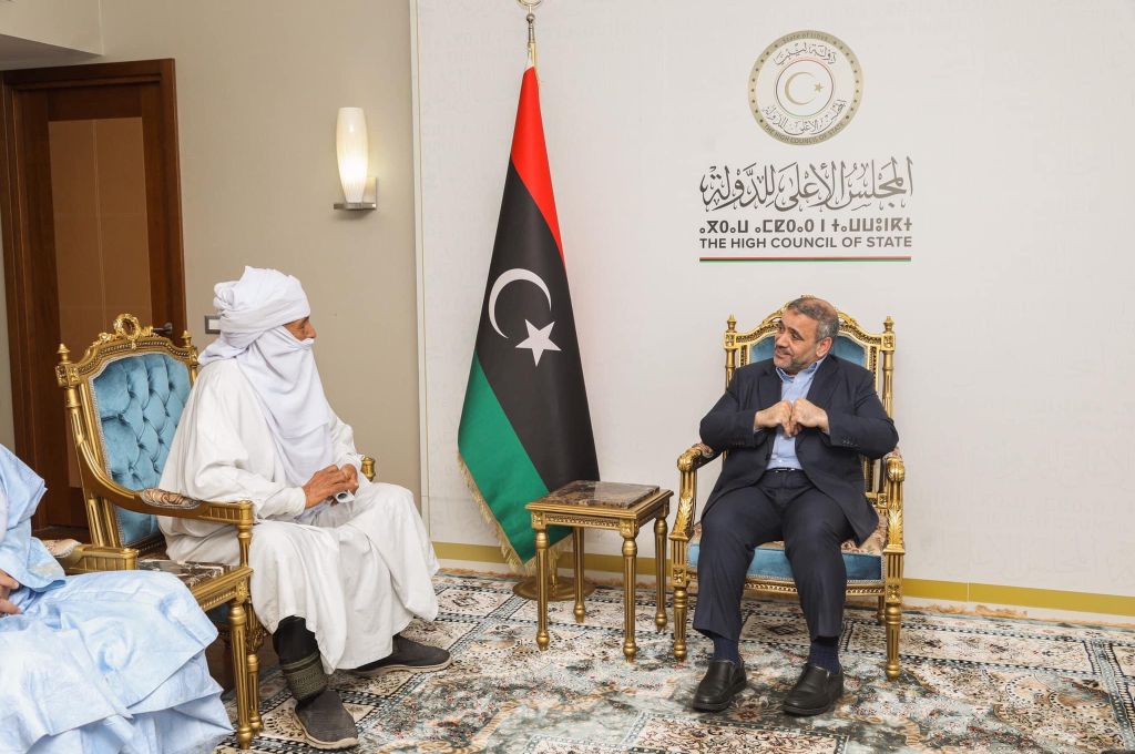 تعبئة إقرار الذمة المالية من قبل عدد من موظفي الدولة لغرض المشاركة في الانتخابات البرلمانية