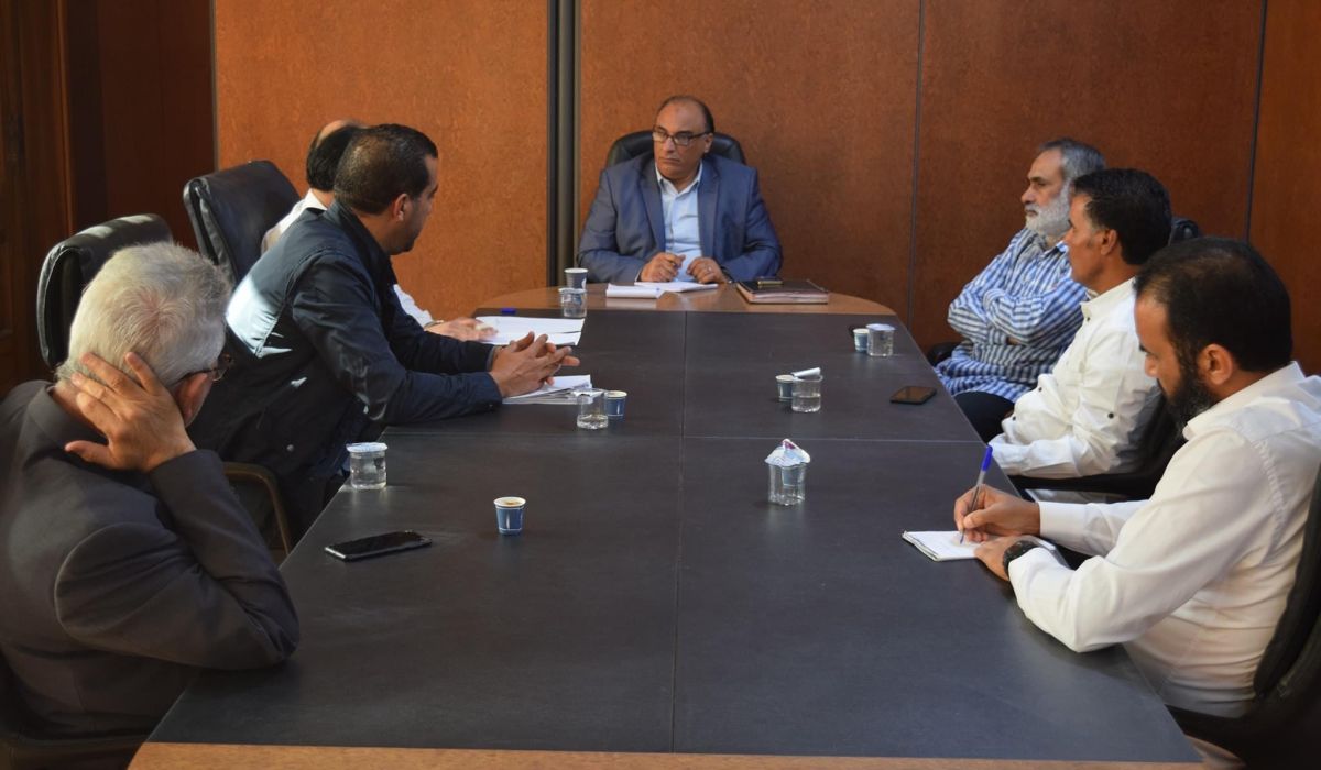 عميد بلدية سرت يجري اجتماعاً مع الجهات المختصة بملف التطوير العمراني للمدينة