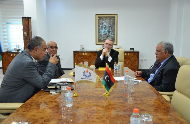 السراج يجتمع بالكبير لبحث حزمة من القرارات لمعالجة الأزمة الاقتصادية