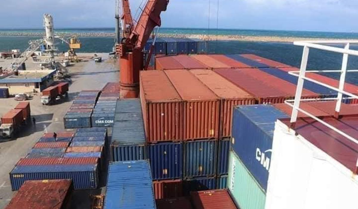 ميناء بنغازي البحري يستقبل عدد من السفن مُحملة بعدة سلع وسيارات