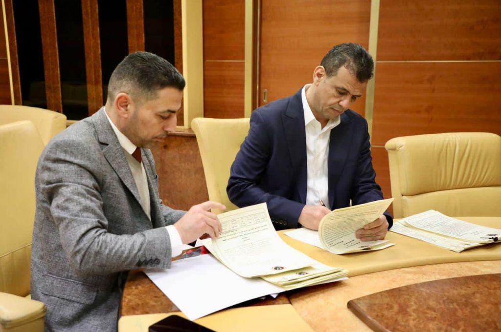 "أبوجناح" يقوم بتوقيع الدفعة الثانية من قرارات تسوية الدرجات الوظيفية للعناصر الطبية والطبية المساعدة