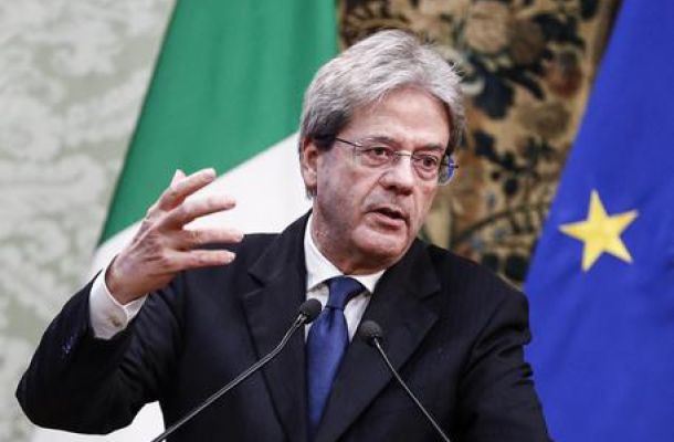 بلدية بنغازي تواصل تسليك وتنظيف شوارع المدينة من مياه الامطار