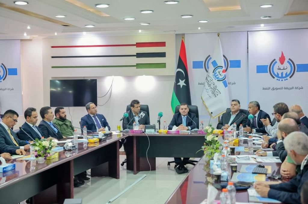 "الدبيبة" يستلم بطاقة تحصين من مدير عام المركز الوطني لمكافحة الأمراض