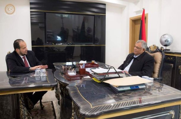 خلال اجتماع وزير المالية مع مصلحة الجمارك .. الإتفاق على تفعيل نظام التتبع في أقرب وقت