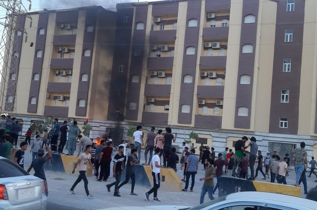مقر مجلس النواب بطبرق يتعرض للاقتحام من قبل عدد من المتظاهرين