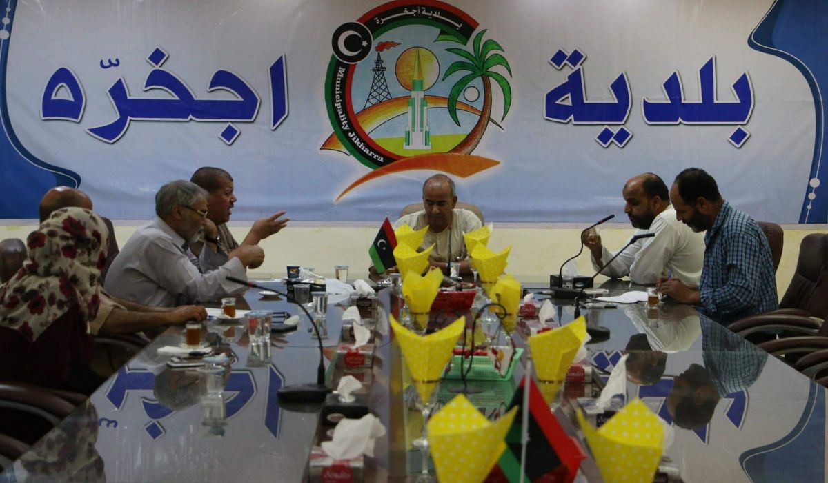 عميد بلدية اجخرة يناقش قرار افتتاح وكالة لمصرف التجارة والتنمية داخل المدينة