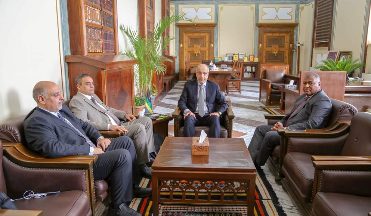 الكبير يجتمع مع عدد من وزراء بحكومة الوحدة الوطنية