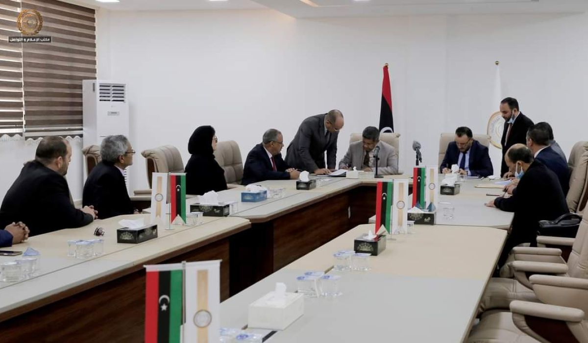 مراسم التسليم والاستلام بين وزارتي الاقتصاد والصناعة في الحكومة الليبية وحكومة الوحدة الوطنية في بنغازي