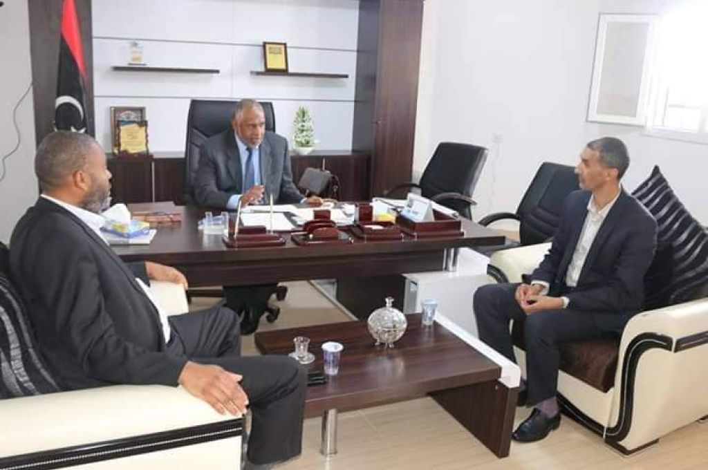 عميد بلدية غات يكلف مهندسين لإعداد دراسة حول الطرق الرئيسية بالبلدية