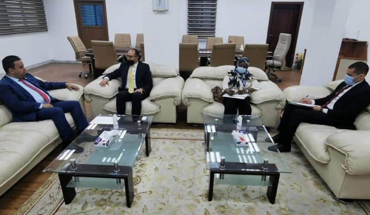 وزير العمل والتأهيل يناقش مع السفير التونسي في ليبيا جملة من المواضيع
